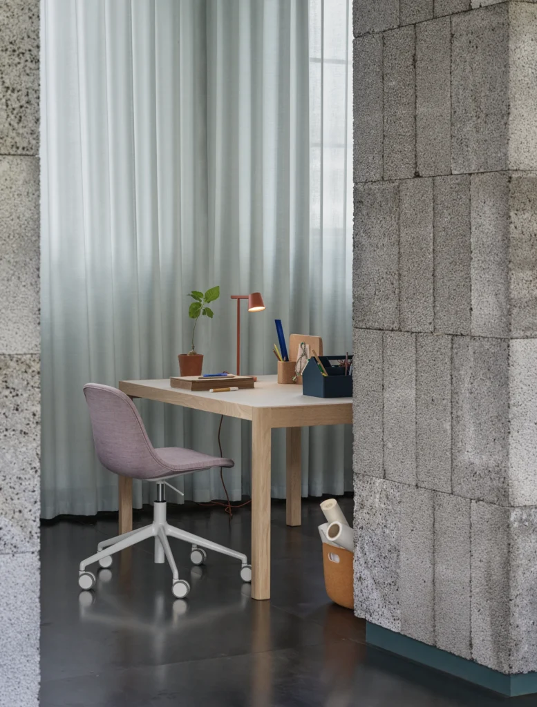 workshop-table-140-warm-grey-linoleum-fiber-side-chair-swivel-castors-gas-twill-weave-620-muuto-org_7
